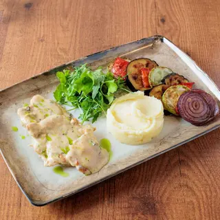 Pileća prsa u gorgonzola sosu sa grilovanim povrćem