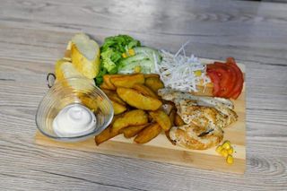 Pileći file sa žara