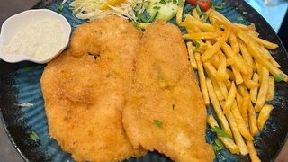 Piletina pohovana sa pomfritom