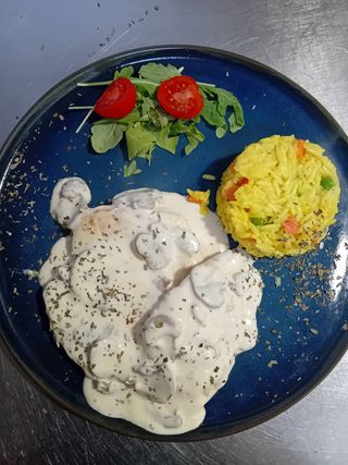 Piletina u sosu od gljiva