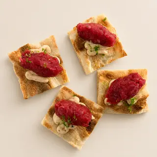 Pinsa croccante salsa cacio pepe con tarta di fassona e lime