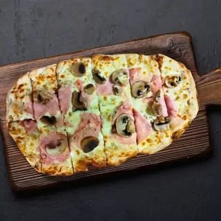 Pizza de Funghi e Prosciutto