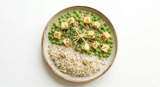 Piselli, formaggio e spezie con riso bianco