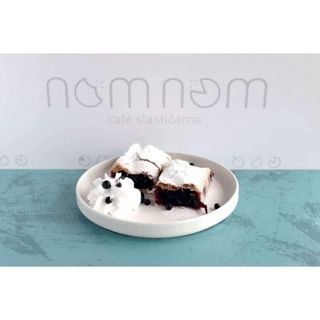 Pita sa višnjama i borovnicama