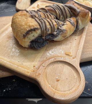 Pita sa makom i preljevom čokolade