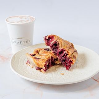 Pita sa višnjama + cappucino