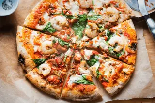 Pizza con panna e gamberetti