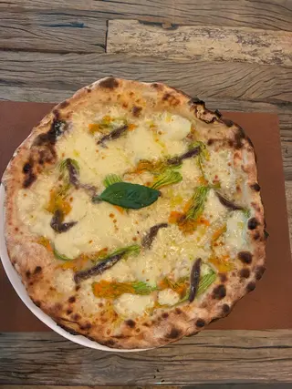 Pizza con i fiori di zucca