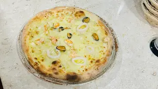 Pizza con i frutti di mare