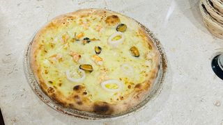 Pizza con i frutti di mare