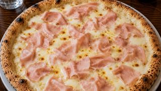 Pizza con il prosciutto