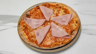 Pizza con il prosciutto cotto
