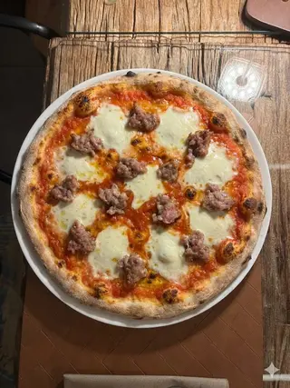 Pizza con la salsiccia