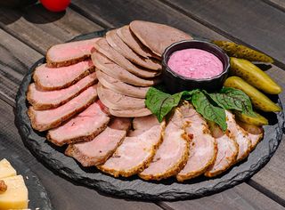 Platou de carne „Torro”: Pastrama, rostbif si limba de vitel cu sos din hrean