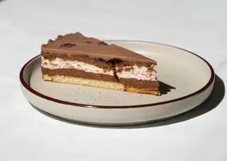 Plazma torta sa sezonskim voćem i Kinder prelivom