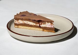 Plazma torta sa sezonskim voćem i Kinder prelivom