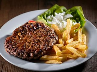 Pljeskavica ljuta, pomfrit, salata i hleb