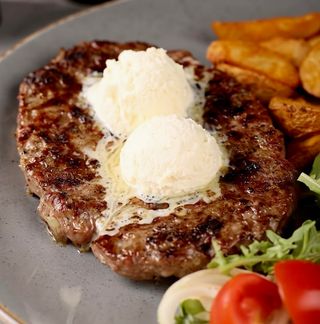 Pljeskavica na kajmaku, pomfrit, salata i hleb