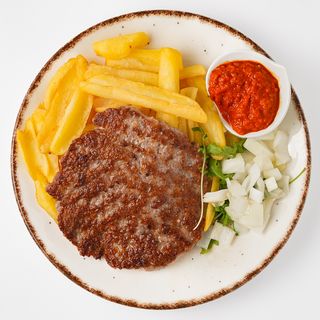 Pljeskavica na žaru s prilogom
