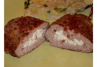 Pljeskavica punjena s pomfritom
