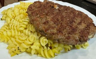 Pljeskavica sa prilogom