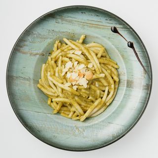 Pljukanci s pestom od bosiljka i pinjola