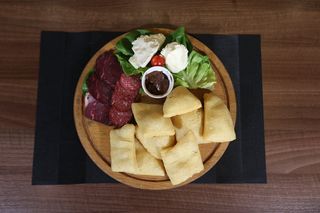 Pogačica sa kajmakom i pršutom