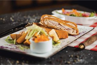 Pohovana piletina punjena šunkom,sirom ala kordon blu