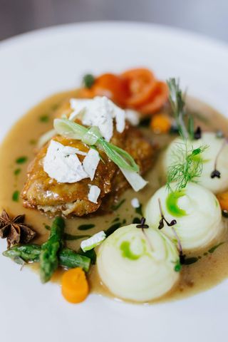 Pohovani jagnjeći but u parmezanu sa puterom od lavande 250g