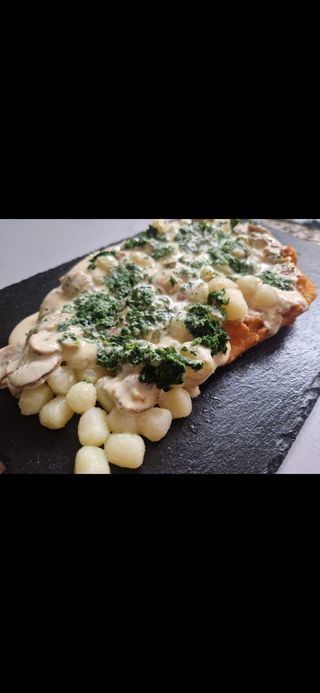 Pohovani pileći file u krem umaku vrhnja, gljiva, spinata i njoka