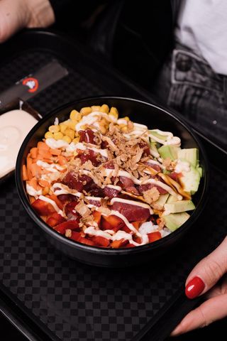 Poke zdjela s tunom