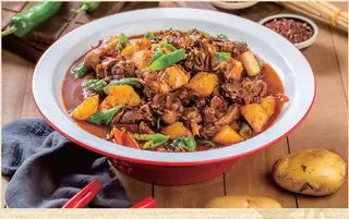 Pollo stufato con patate e peperoni