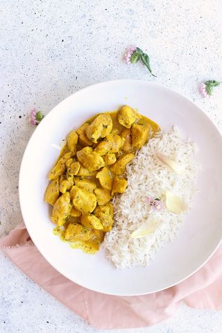 Pollo al curry e riso bianco