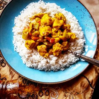 Pollo al curry sevito con riso basmati e verdure saltate