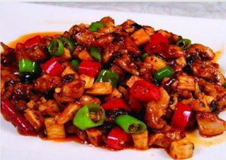 67辣子鸡丁Pollo con peperoncini piccanti