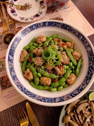 Pollo saltato con fagiolini di soia