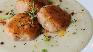 Polpette di salmone e zeste di arancia su crema di pecorino 4 pezzi