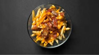 Pomfrit cheddar slanina