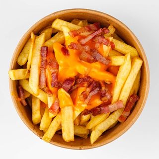 Pomfrit sa sirom i špekom