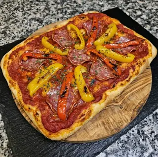 Pomodoro, peperoni e salame piccante