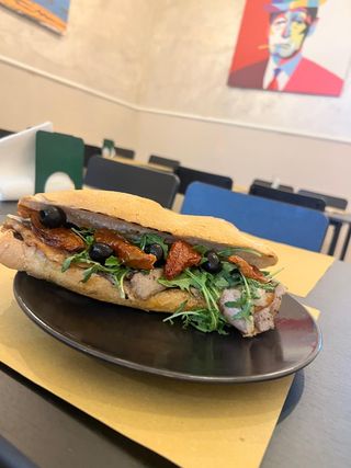 Porchetta, rucola, olive nere, pomodorini secchi