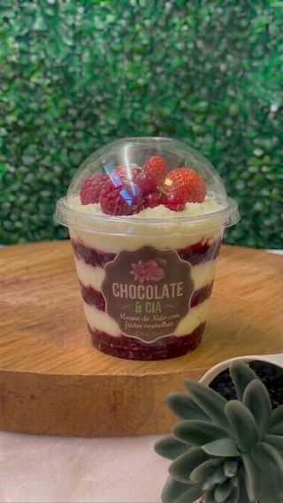 Bolo de Pote Mousse de Nido com Frutos Vermelhos