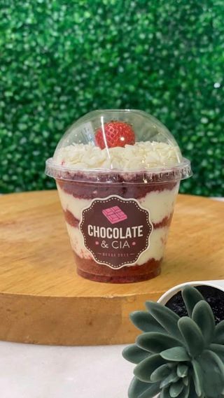 Bolo de Pote Red Velvet com Brigadeiro Branco