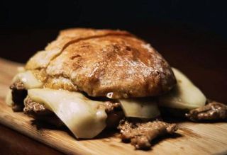Prego no Pão com Queijo da Serra