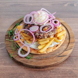 Pribojski ćevapi na piti sa kajmakom