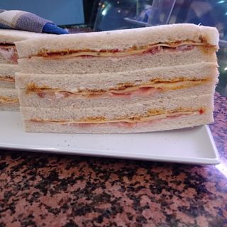 Prosciutto crudo, scamorza, cocktail piccante e maionese