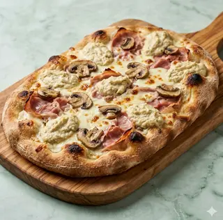Pinsa prosciutto cotto, fior di latte, funghi, crema di carciofi