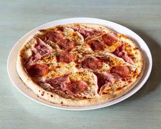 Pizza Prosciutto e Salami