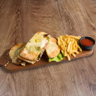 Pršuta i pesto sendvič