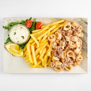 Pržene lignje s pomfritom
